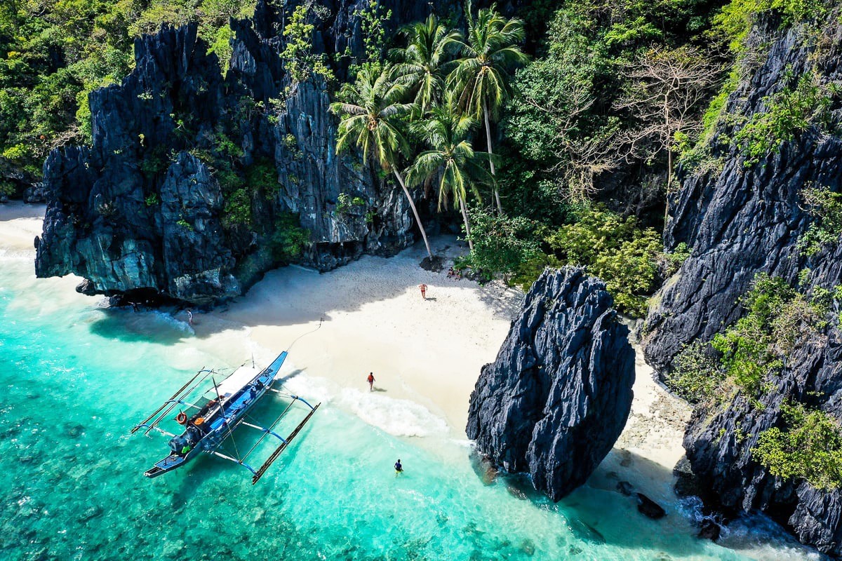 Playa con aguas cristalinas en El Nido Filipinas