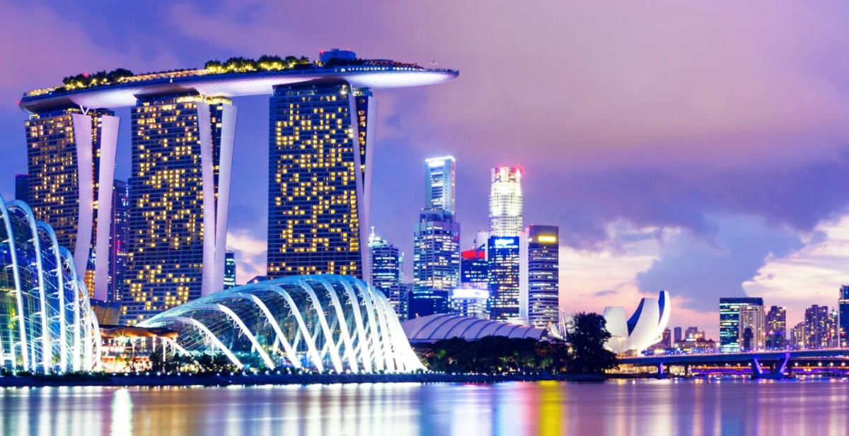 Increíble y luminosa Ciudad de Singapur de Noche Increíble y luminosa Ciudad de Singapur de Noche